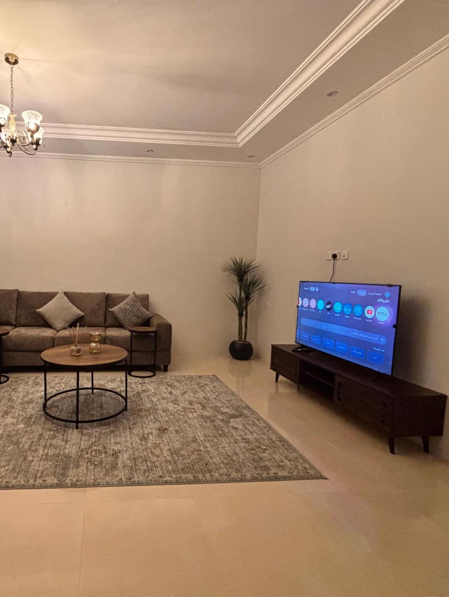 فاخرة خلف مدينة السحاب